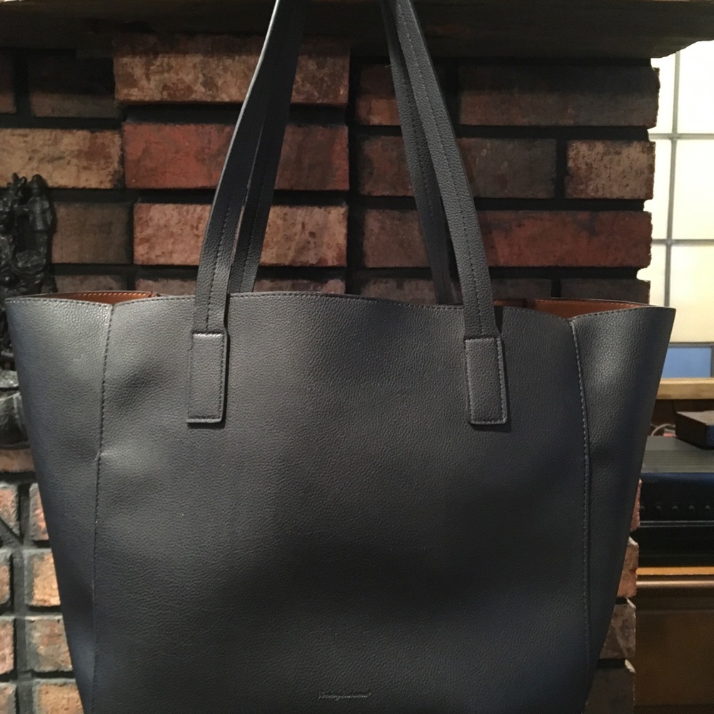 Tommy Bahama tote with additional zippered pouch